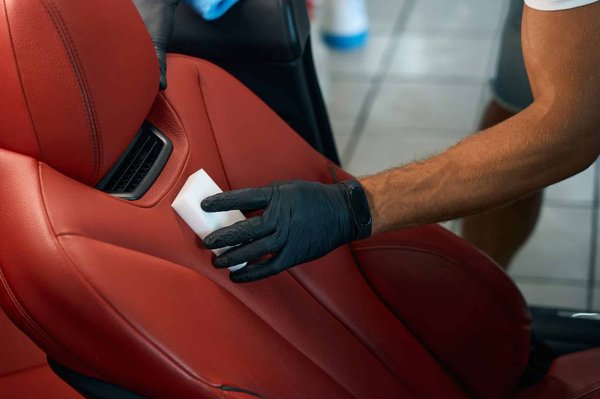 Comment nettoyer votre siège auto en profondeur : astuces et conseils
