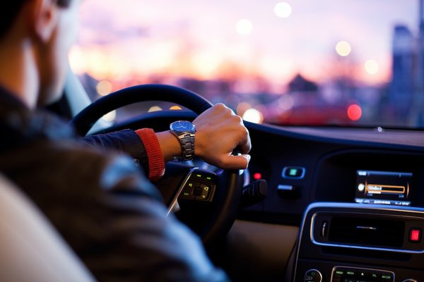 Puis-je rouler avec le voyant moteur allumé Orange ?